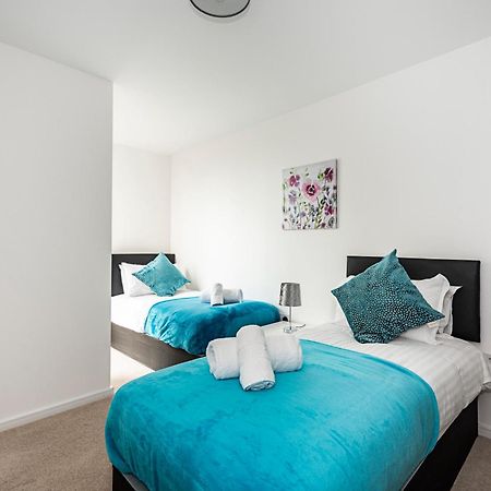 Апартаменти Chiswick Park 3 Bed 3 Bath West London - Parking Екстер'єр фото