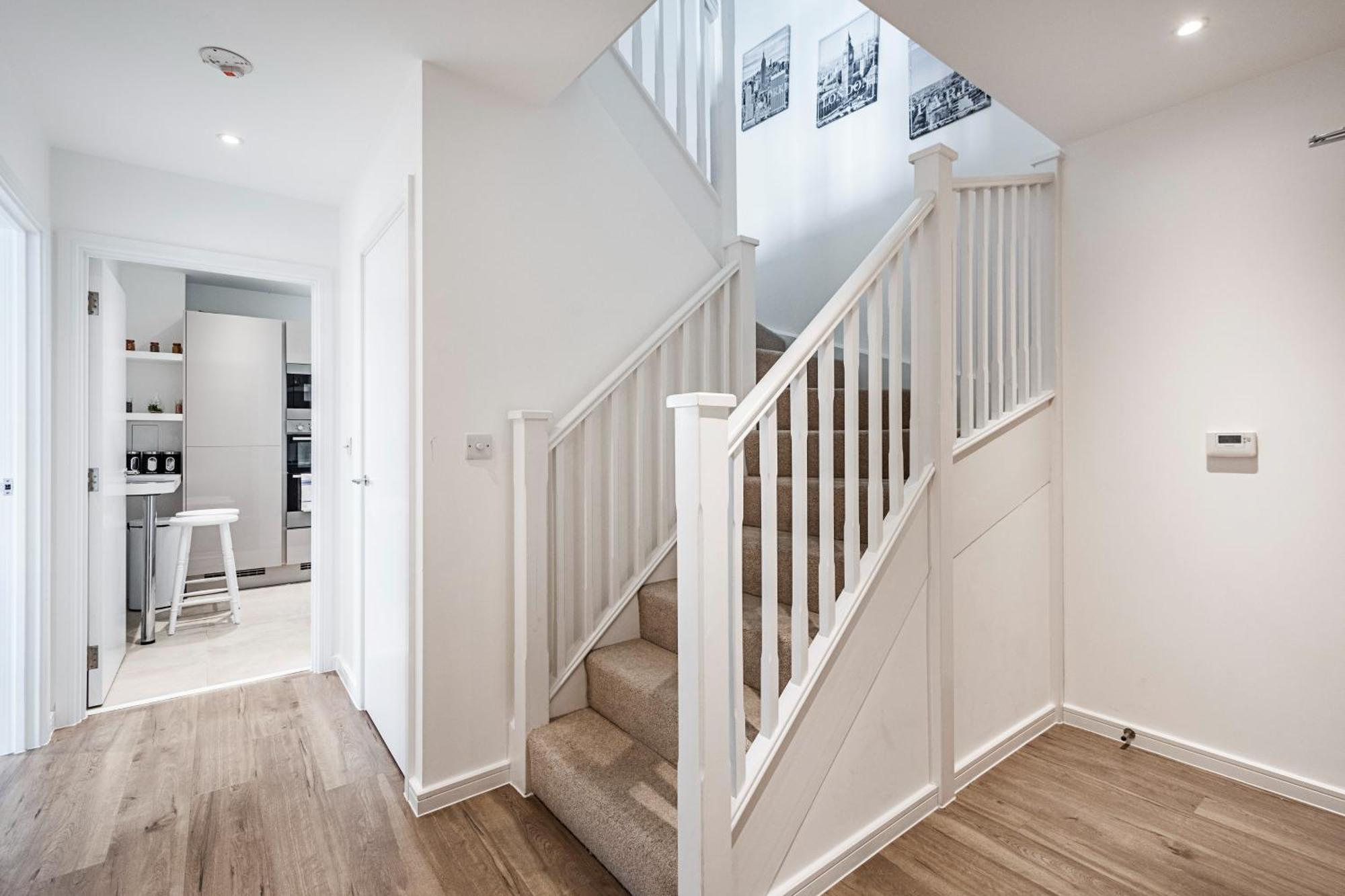 Апартаменти Chiswick Park 3 Bed 3 Bath West London - Parking Екстер'єр фото