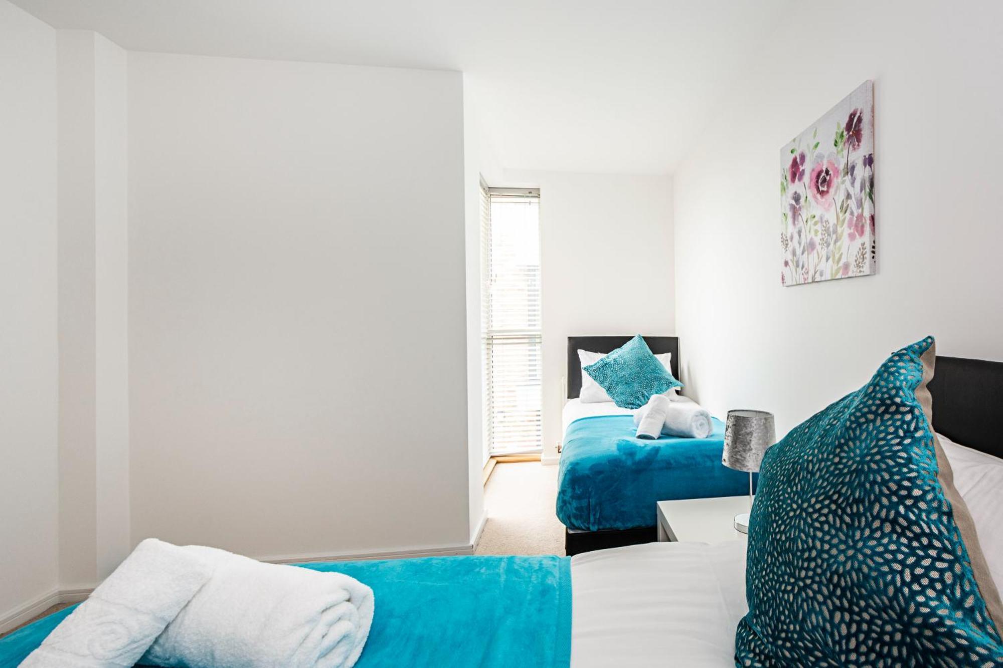 Апартаменти Chiswick Park 3 Bed 3 Bath West London - Parking Екстер'єр фото