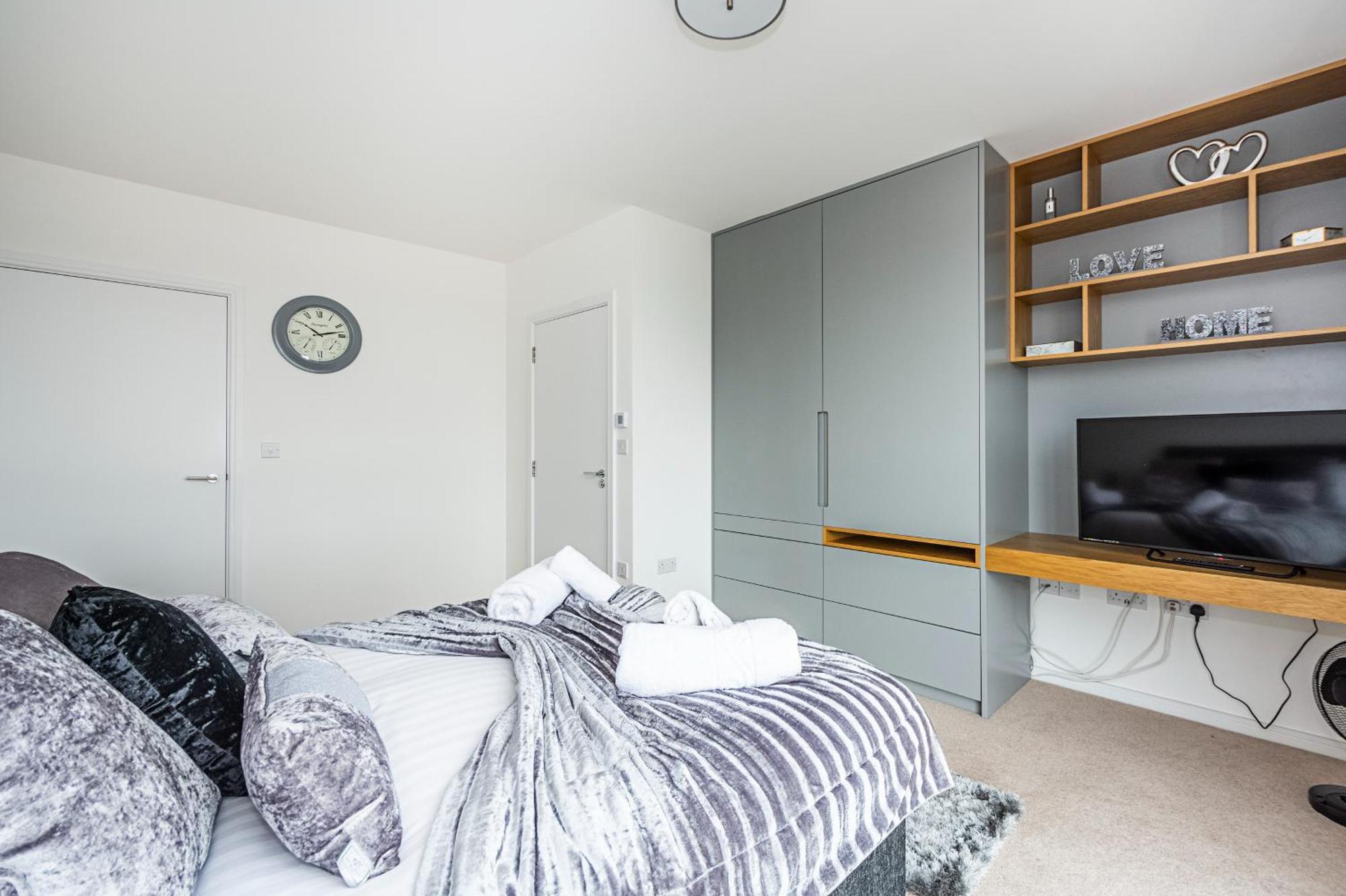 Апартаменти Chiswick Park 3 Bed 3 Bath West London - Parking Екстер'єр фото