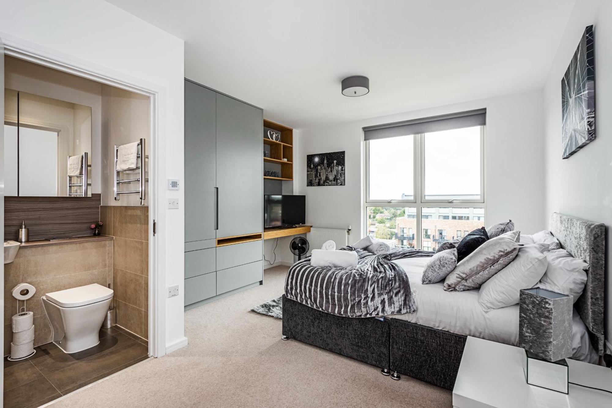 Апартаменти Chiswick Park 3 Bed 3 Bath West London - Parking Екстер'єр фото