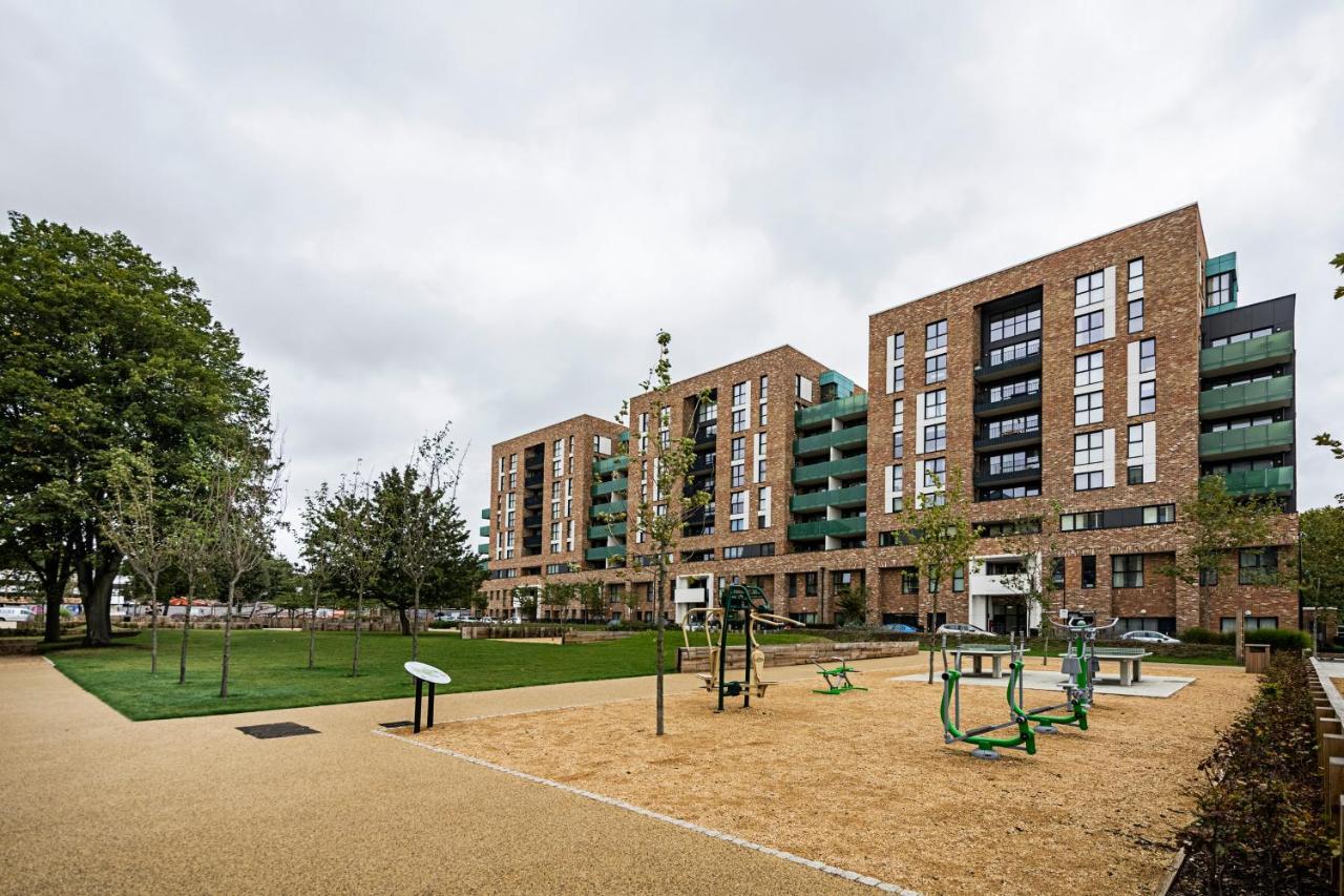 Апартаменти Chiswick Park 3 Bed 3 Bath West London - Parking Екстер'єр фото
