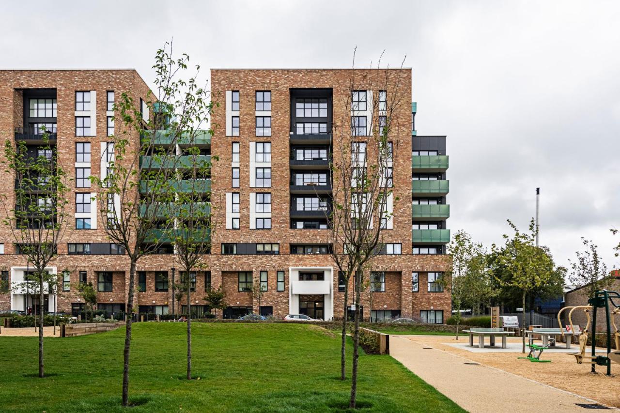Апартаменти Chiswick Park 3 Bed 3 Bath West London - Parking Екстер'єр фото