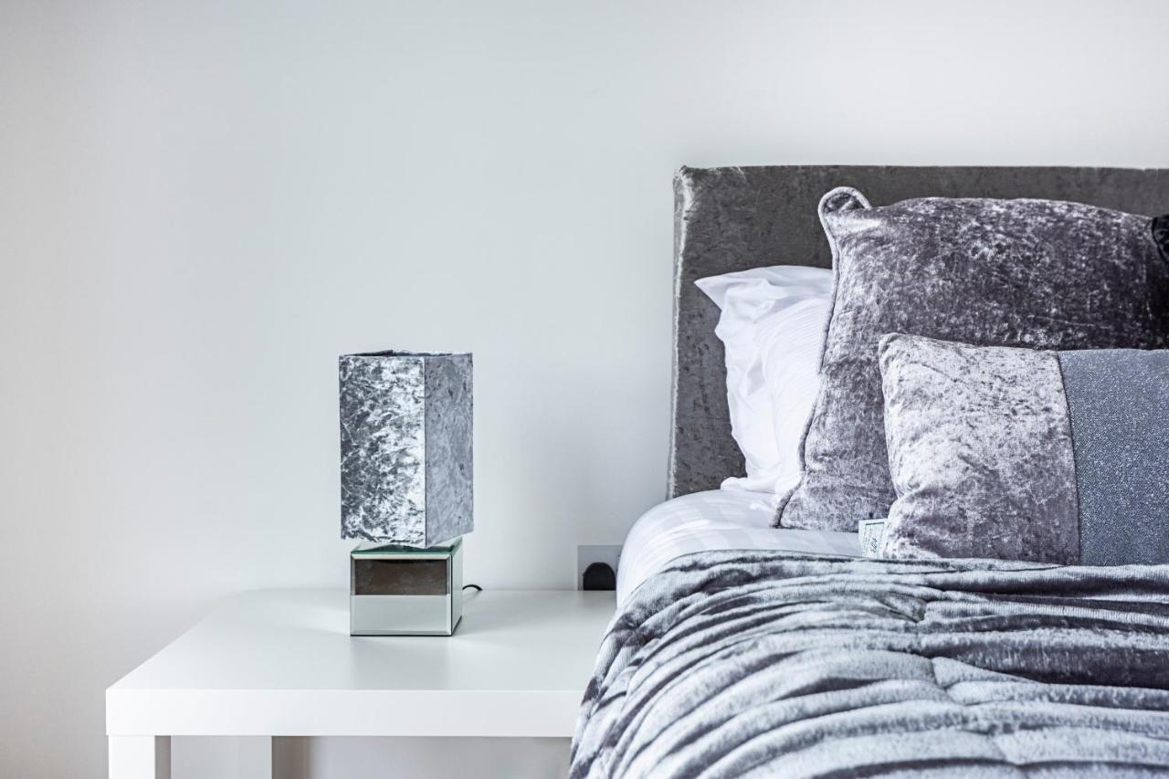Апартаменти Chiswick Park 3 Bed 3 Bath West London - Parking Екстер'єр фото