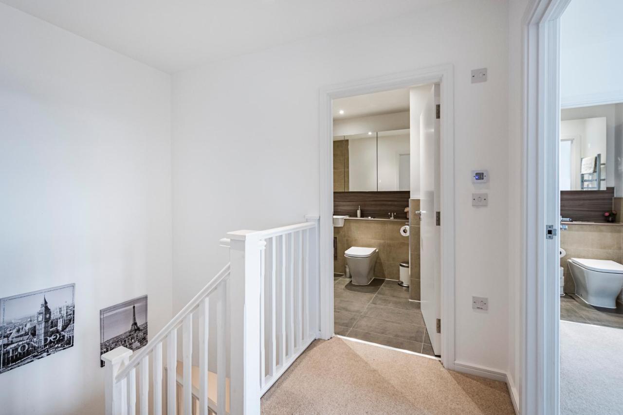 Апартаменти Chiswick Park 3 Bed 3 Bath West London - Parking Екстер'єр фото