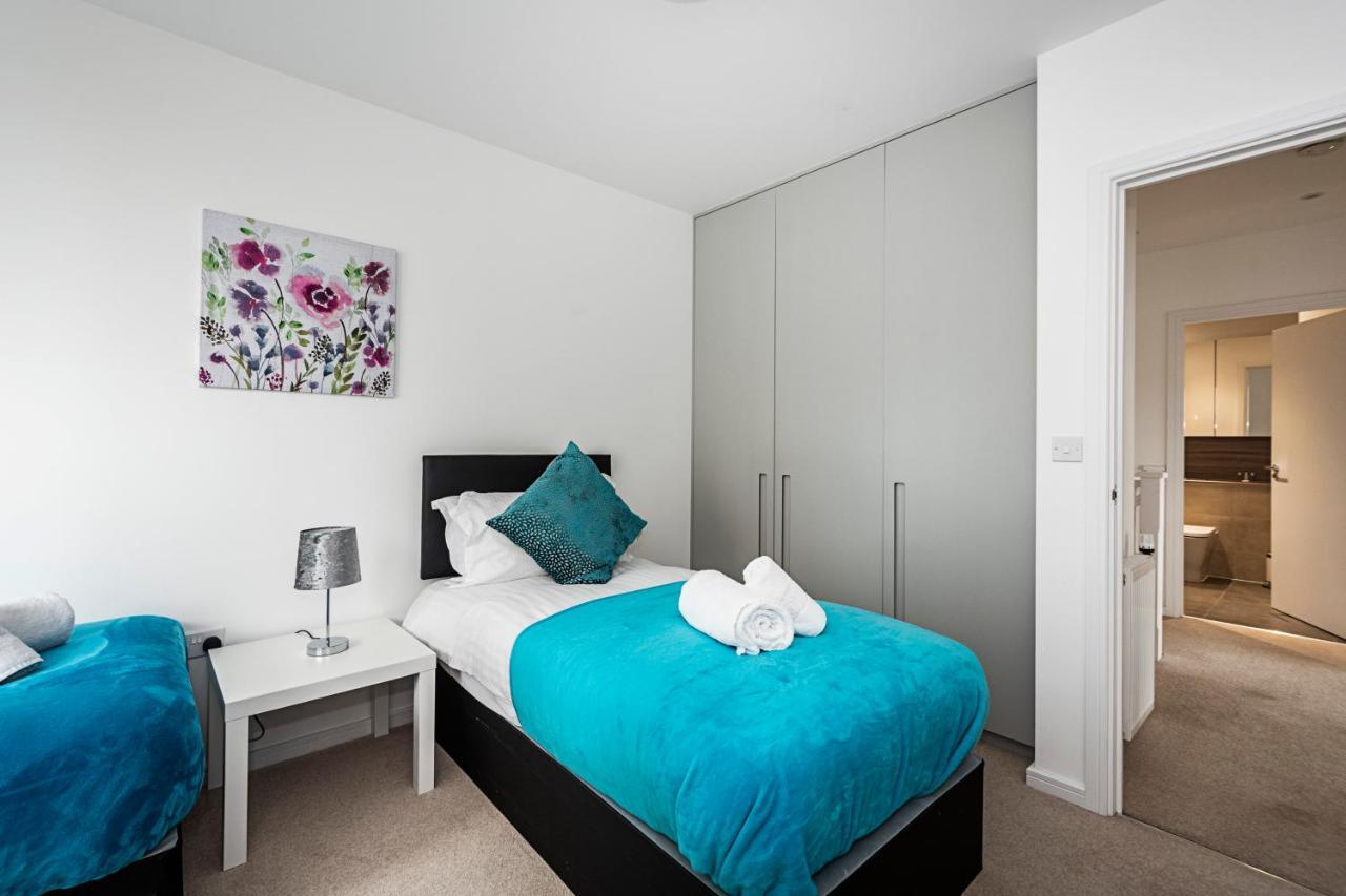 Апартаменти Chiswick Park 3 Bed 3 Bath West London - Parking Екстер'єр фото